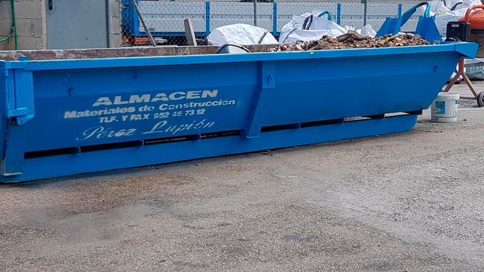 Pérez Lupión contenedor azul con material de construcción 