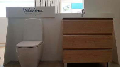 Pérez Lupión sanitario blanco y cajonera café 