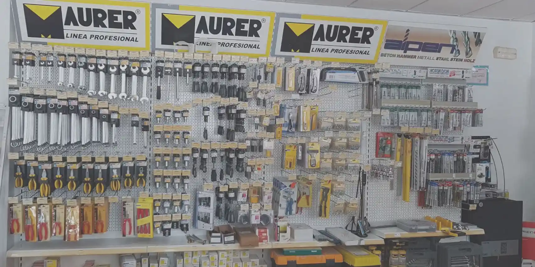 Pérez Lupión estante con herramienta Maurer